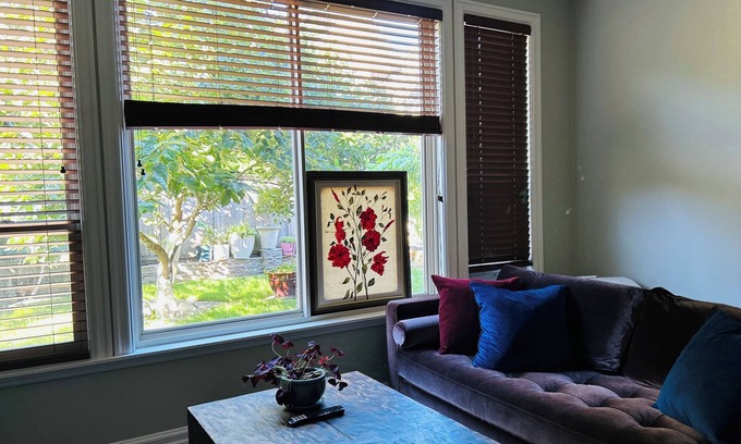 Richmond House | Warm & Cozy Garden suite - YVR with Free parking