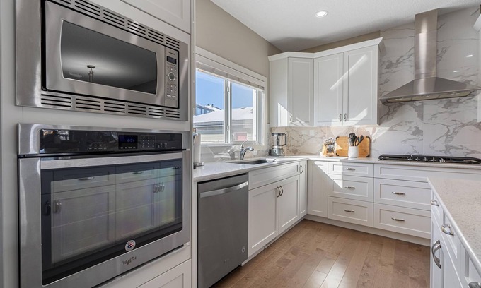 Evanston House | Warm & Welcoming. Fenced Yard, Patios & Cable