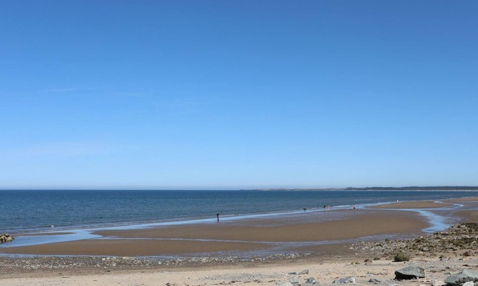 Dinas Cottage | WARREN FARMHOUSE, pet friendly, with open fire in Dinas Dinlle