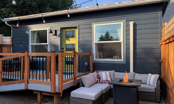 Springfield Apartment | Washburne Studio: King size comfort and private Hot tub