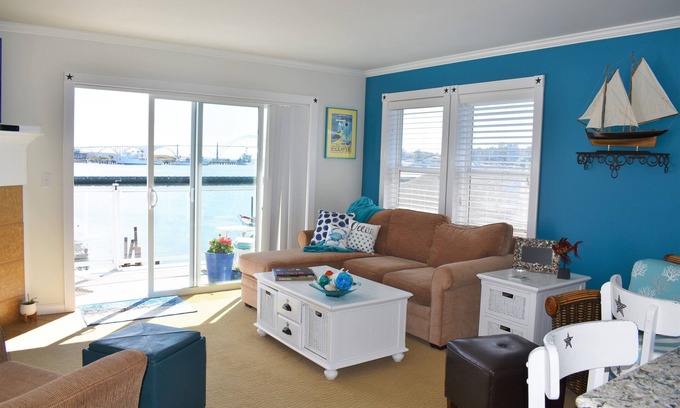 Historic Bayfront Condo | Watch The Newport Lighted Boat Parade From Our Deck! Dec. 6, 2025