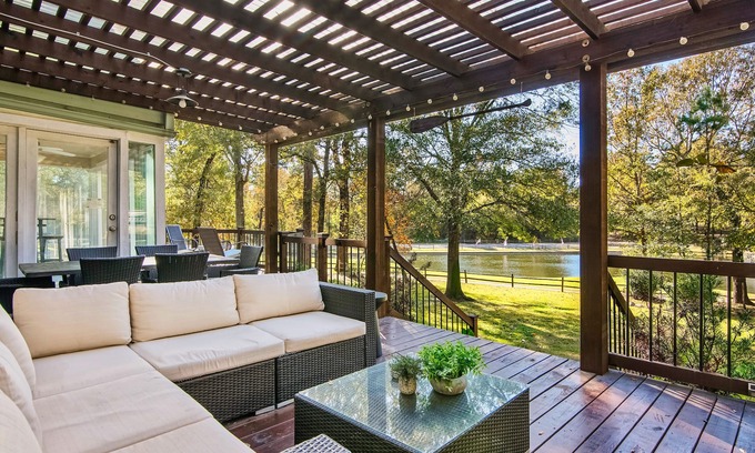 Holly Lake Ranch House | WATER AND GOLF COURSE VIEWS! HOT TUB! GAME ROOM! OUTDOOR DINING!