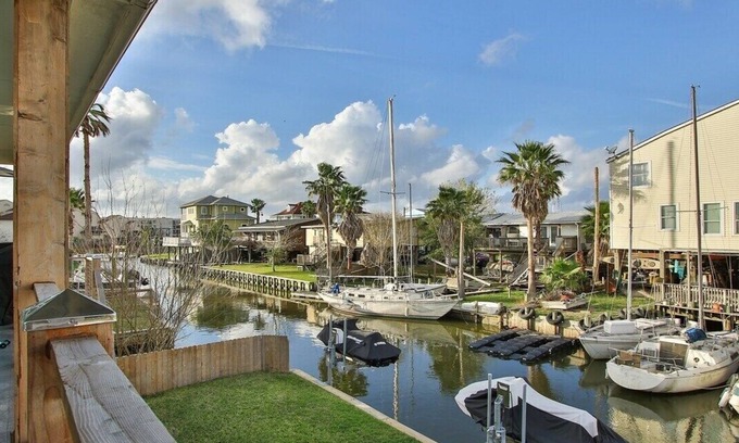Clear Lake Shores House | Water Front Amazing Views King Bed Walk to Restaurants and night life