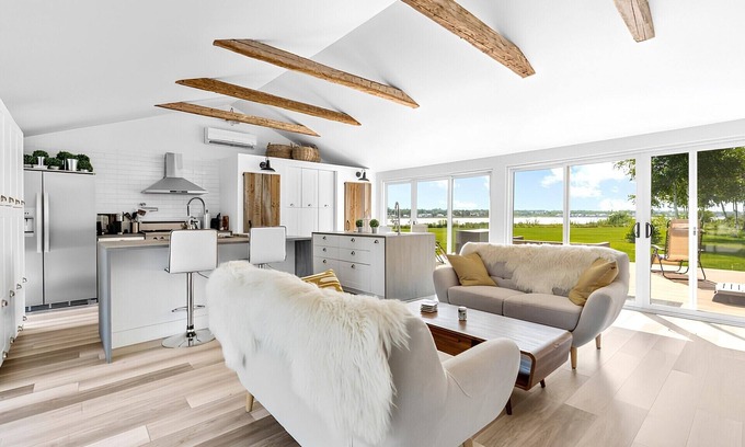The Bluff Cottage | Water front cottage 'The Dream' w/hot tub