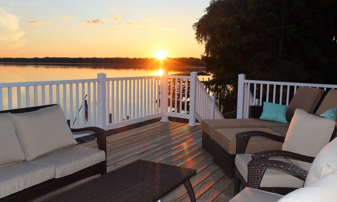 Town of Aurelius House | Water Front Lake Cottage: Wineries, Wildlife and Relaxation - Eagles Nest