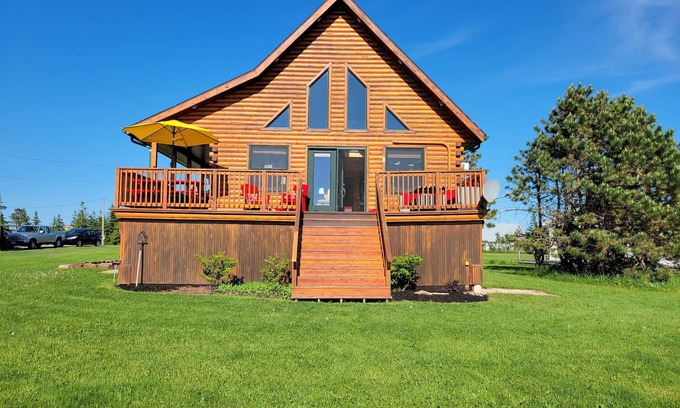 New London House | Water Front Log Cottage With Access To Outdoor Community Pool