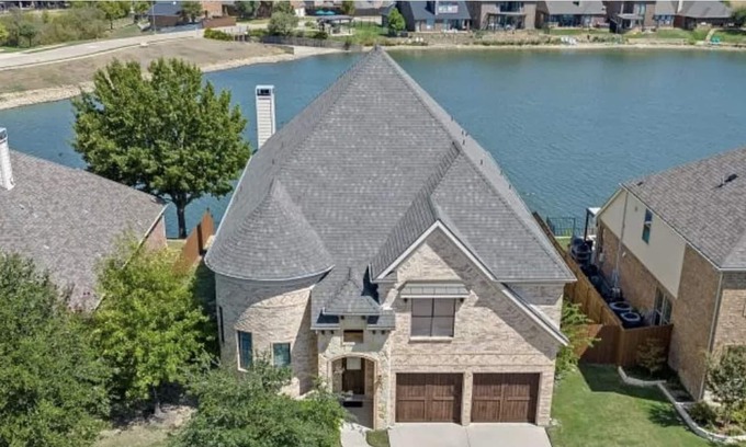 Roanoke House | Water's Edge Bliss: Fort Worth Getaway W/ Pool