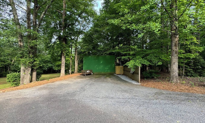 Athens House | Water's Edge Oconee - Rest & Play by River, Lake, and Pool close to Athens, GA