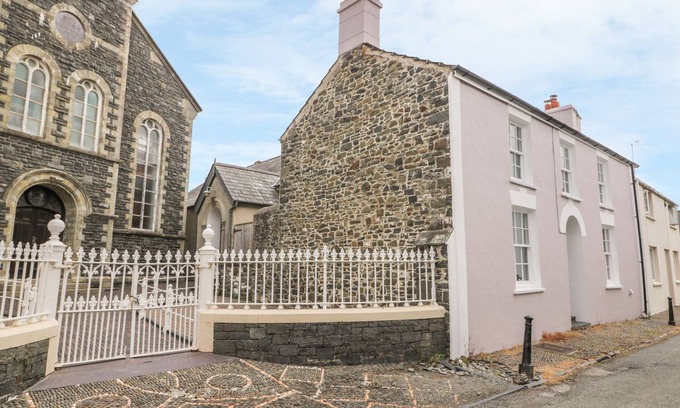Aberaeron Cottage | WATER STREET, with open fire in Aberaeron