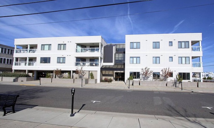 Stone Harbor Condo | WATER VIEW! Centrally located in Stone Harbor across the street from the beach and 1 block to downtown shopping,