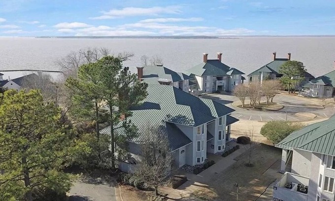 Kingsmill Condo | Water-view in Kingsmill, 10 minutes to Busch Gardens & Colonial Williamsburg!