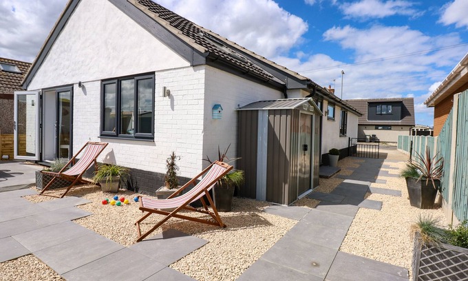 Mablethorpe and Sutton House | WATERBEACH, pet friendly, country holiday cottage in Sutton-On-Sea