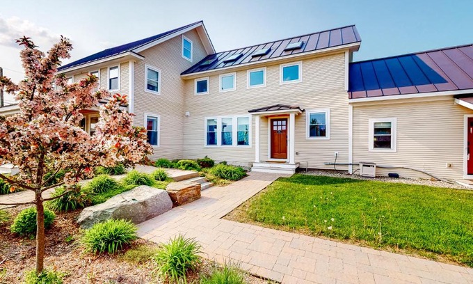 Waterbury Center House | Waterbury-Stowe Farmhouse Units 1-3