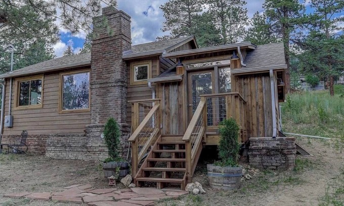Evergreen Cabin | waterfall, sauna, fireplace, hammock, full kitchen