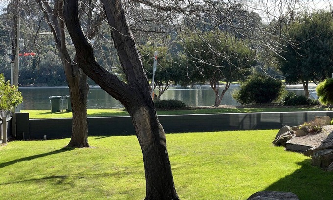 Lakes Entrance Apartment | Waterfront 2-bedroom apartment with WiFi, AC in Lakes Entrance
