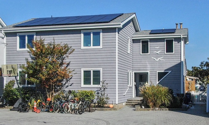 Seaside Heights Villa | WATERFRONT 2ndFl Sky Villa w Full Itinerary ON-SITE Jacuzzi, kayak, Arcade, Dock