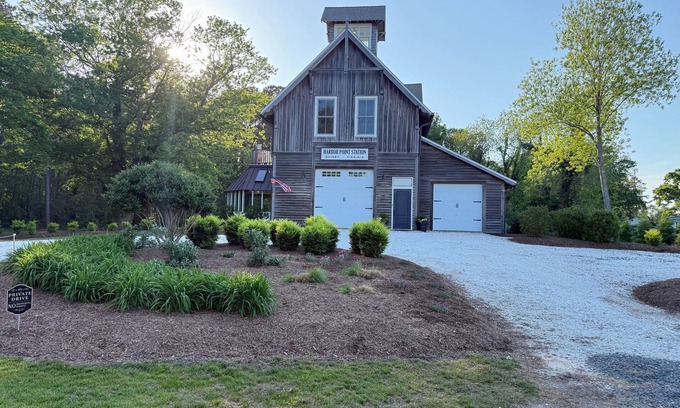 Quinby House | WATERFRONT-3 BDRM 3 Bath-Pickleball,fishing,BEAUTIFUL &NEWLY REMODELED! 11 acres