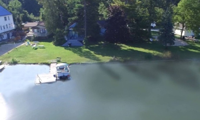 Alto House | Waterfront 4 houses 111 guests Campau Lake
