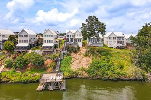 Athens House | Waterfront Bliss Wheeler Lake Retreat with Dock!