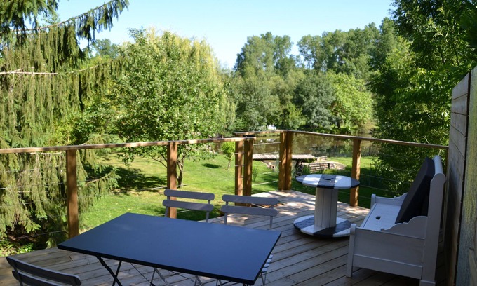 Le Vanneau-Irleau Apartment | Waterfront cabin