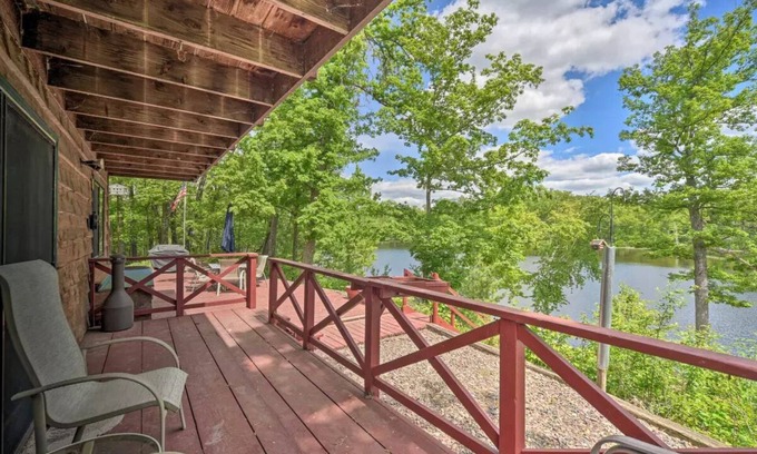 Comstock Cabin | Waterfront Cabin on Long Lake w/Dock & Kayaks!
