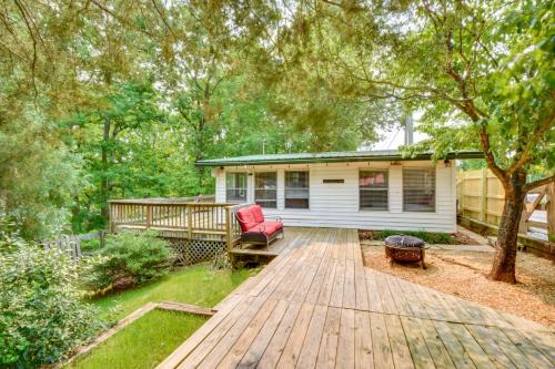 Townville House | Waterfront Cabin with Private Dock on Lake Hartwell!