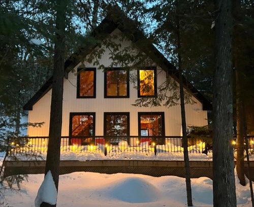 Chertsey Ski Chalet | Waterfront Chalet - Serendipity Hideaway - Swim, Paddleboards, Cozy Firepit, Family-Friendly, WiFi
