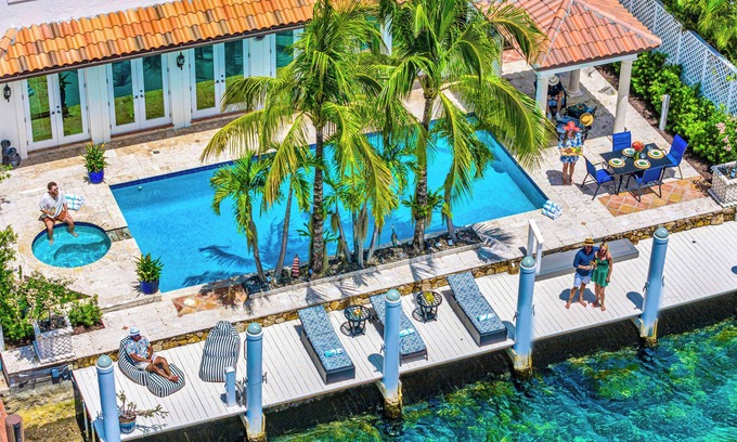 East Fort Lauderdale Villa | Waterfront/Close to Beach/Heated Pool/Canal View & Access/Poinciana Key/VlLLAS