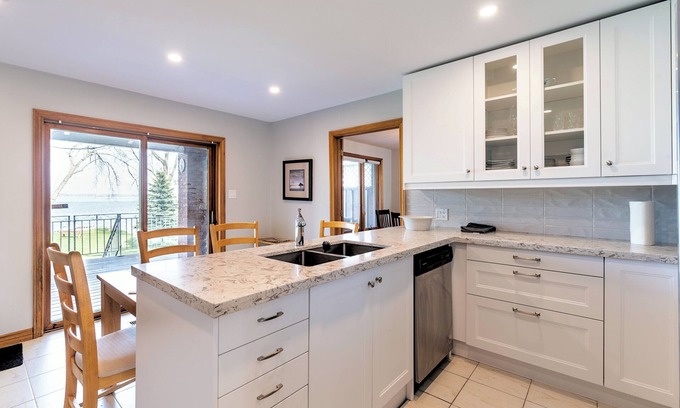 Innisfil Cottage | Waterfront Cook's Bay Retreat