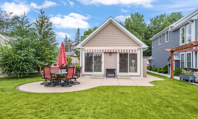 Horton House | Waterfront cottage/home with boat dock on Olcott Lake (Morningwood Manor)