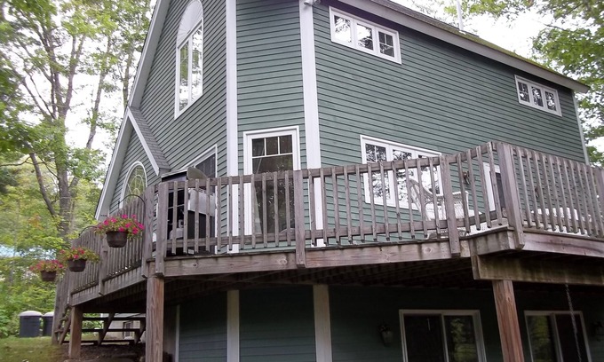 Boothbay Harbor Cottage | Waterfront Cottage! 2 Bedroom, 2 Bath *Walk to Town* 1/2 Mile to the Harbor