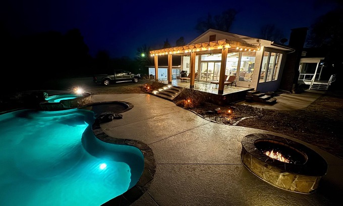 Mooringsport House | WATERFRONT exclusive 4-bedroom house, pool/hot tub on 15 acres, fenced & gated!