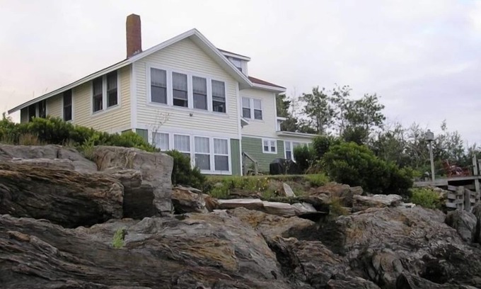 Mid-Coast and Islands Cottage | Waterfront Family Bungalow on Beautiful Potts Harbor