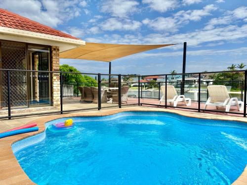 Mermaid Waters Villa | Waterfront Family House with Pool, BBQ