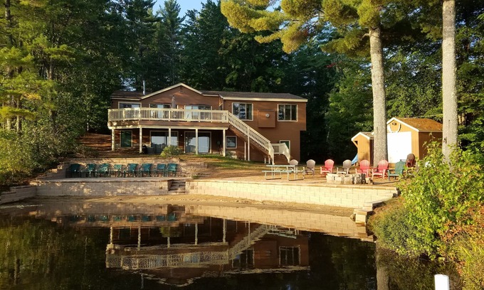 East Wakefield House | Waterfront, Family and Pet Friendly, Sleeps 15, Pool Table