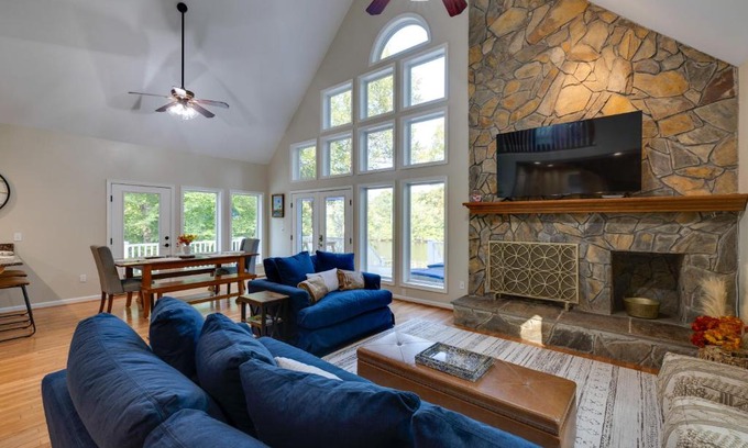 Pine Top House | Waterfront Hartfield Vacation Rental with Dock!