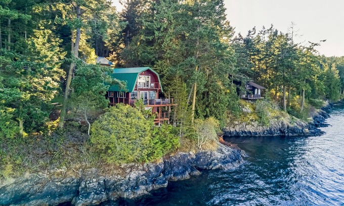 Friday Harbor House | Waterfront! Hot Tub! (EWR)
