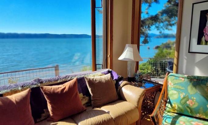 La Conner House | Waterfront, hot tub, wildlife, quiet, sunsets.