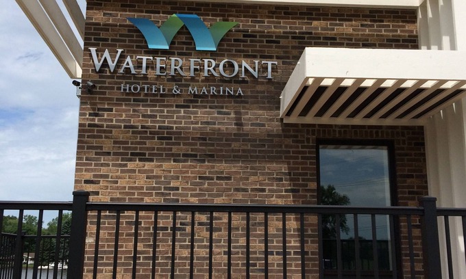 Johnsburg Hotel | Waterfront Hotel and Marina