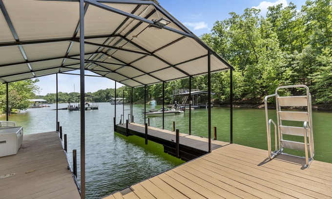 Reed Creek Cabin | Waterfront Lake Cabin! PRIVATE Dock, 12 Mins to Hartwell! 1 mile to boat launch