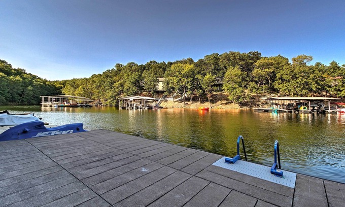 Lakeland Condo | Waterfront Lake Ozark Condo w/Balcony & Pool
