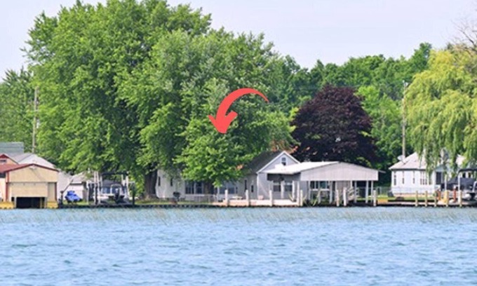 Fair Haven House | Waterfront Lake St Clair 2 covered boat wells with 2 Boat lifts, firepit,