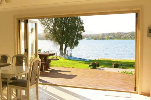 Primbee House | Waterfront Lakeside Cottage Primbee