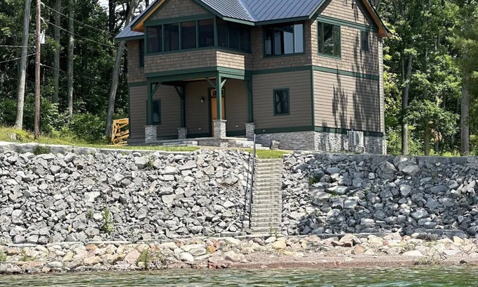 Clayton House | Waterfront living - St Lawrence River view.
