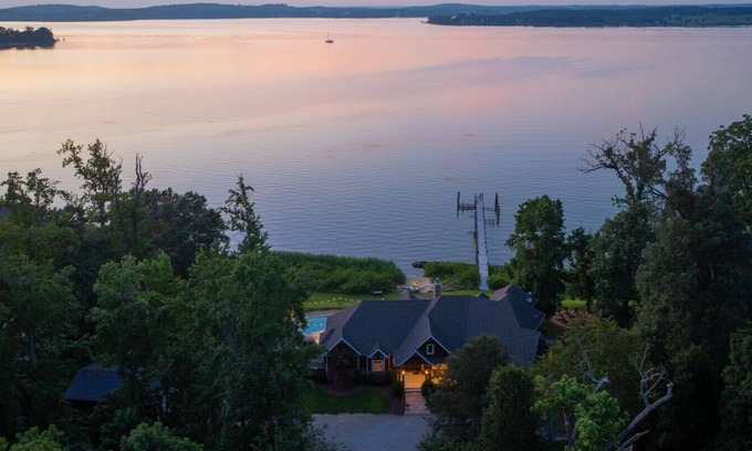 Earlville House | Waterfront Lodge packed with Amenities