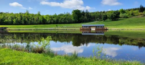 Fenagh Ski Chalet | Waterfront Lodges - North Cabin