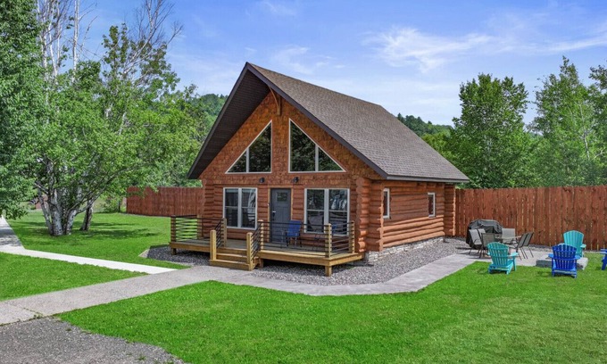 Houghton Cabin | Waterfront Log Cabin Sauna Game Room Pontoon & Snowmobile Access