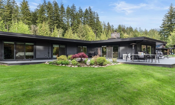 Hope House | Waterfront Luxury Home in a recreational Paradise!