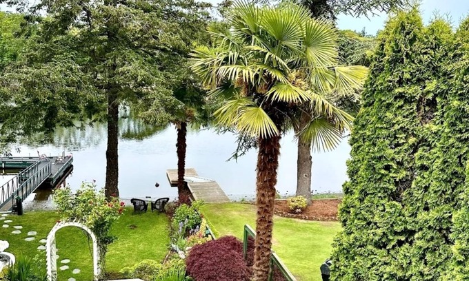 Victoria House | π Waterfront Master Bedroom for Rent at Casa Blanca