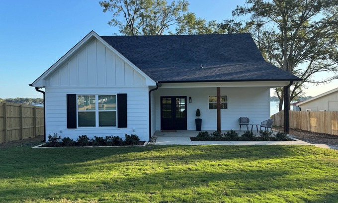 Flint House | WATERFRONT NEW 2-BR 2-bath house on Lake Palestine w WiFi, AC and amazing views